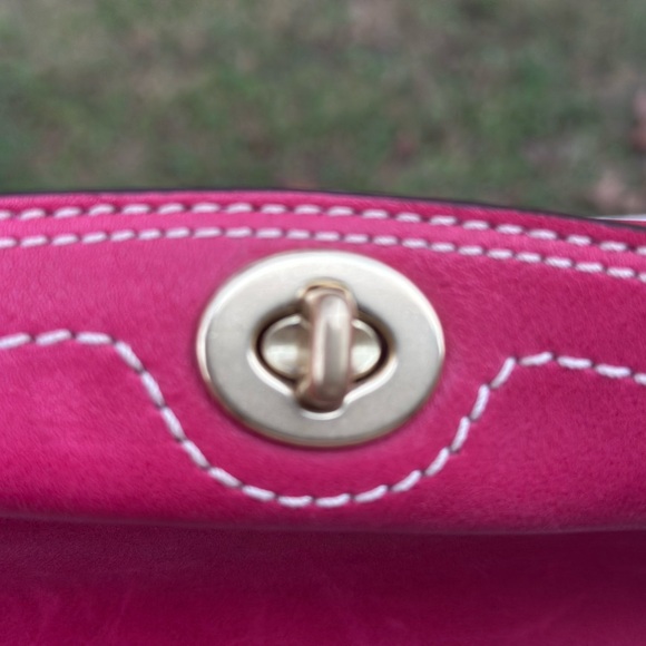 COACH NEW Turnlock Leather Wristlet Magenta in great condition vintage NWT - Picture 5 of 7